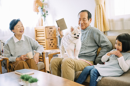 坐在沙发上休息的祖孙图片