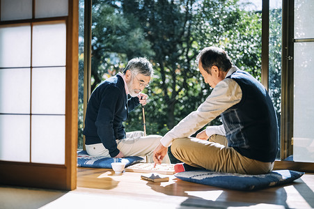 两个老人下棋图片