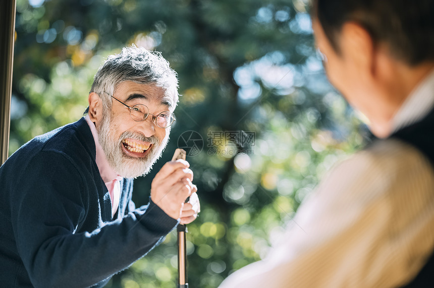 院子里幸福的老人肖像图片