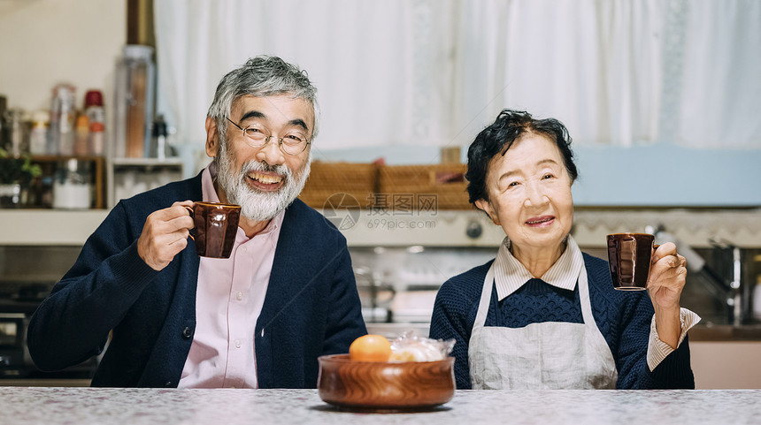 年长的夫妇一起喝下午茶图片