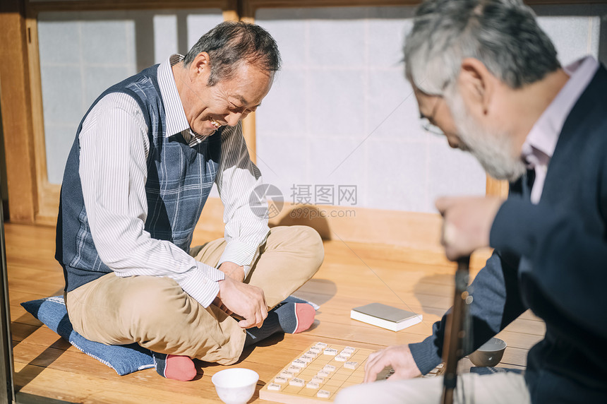 两个老人下棋图片