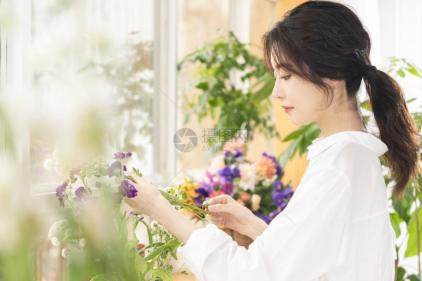 年轻漂亮的居家女性图片