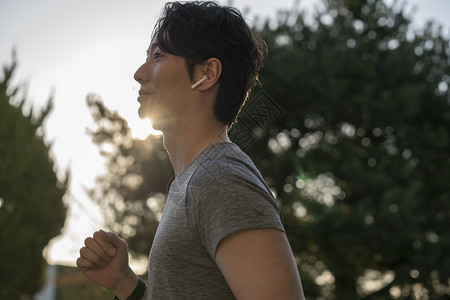 成年男子年轻人抗议运动男人慢跑图片