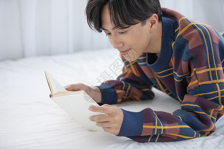 外国人休息高兴在他的房间里读书的年轻人图片