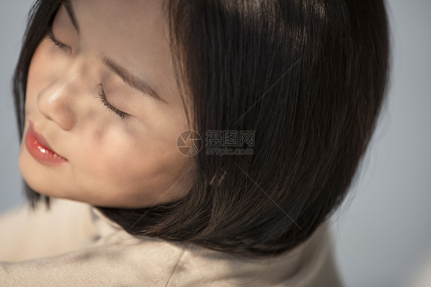 生机勃勃在窗户旁轻松阳光和年轻女子的自然肖像图片