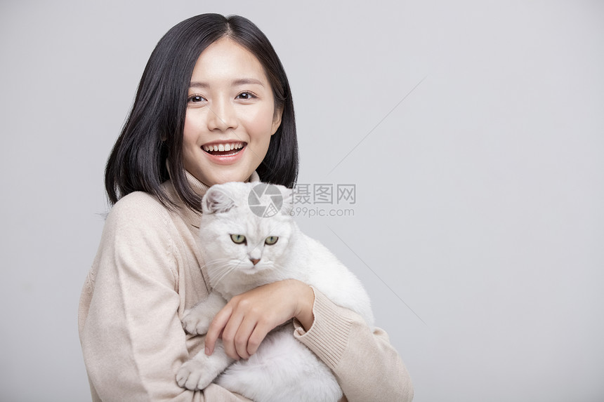 二十几岁年轻1人猫拥抱女人灰色背景画像图片