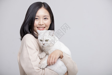 白人享受自我动物猫拥抱女人灰色背景画像图片