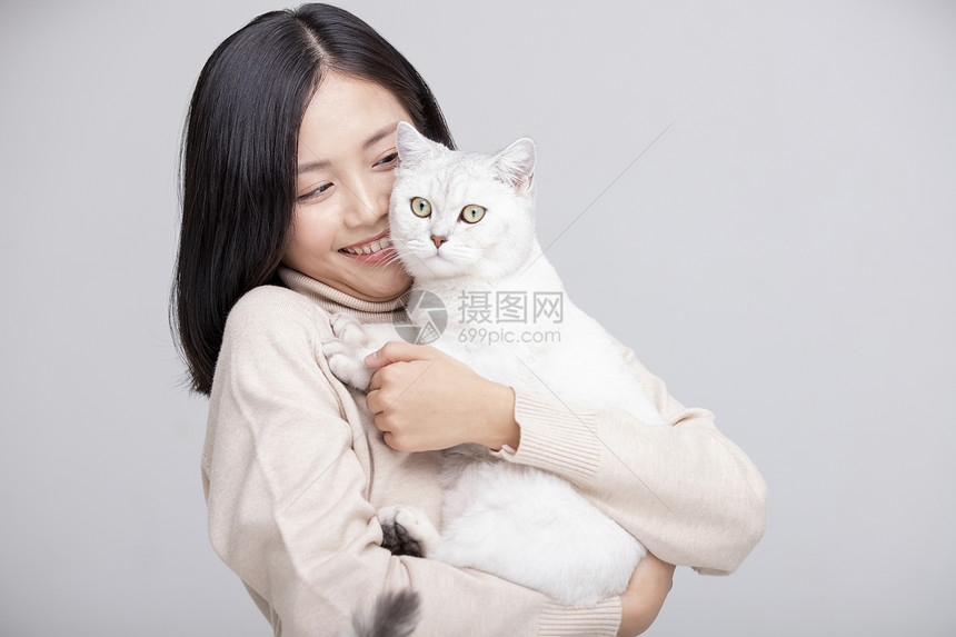 青年女子抱着宠物猫咪图片