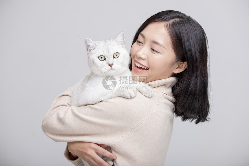 青年女子抱着宠物猫咪图片