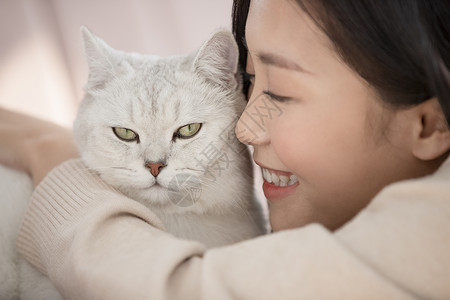 侧脸的猫年轻女子与猫咪亲昵互动背景