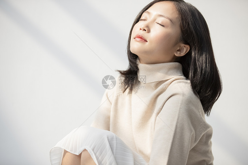 皮肤亚洲人黑发放松与阳光的年轻女子的画像图片