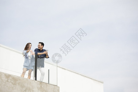 天台上放松的情侣图片