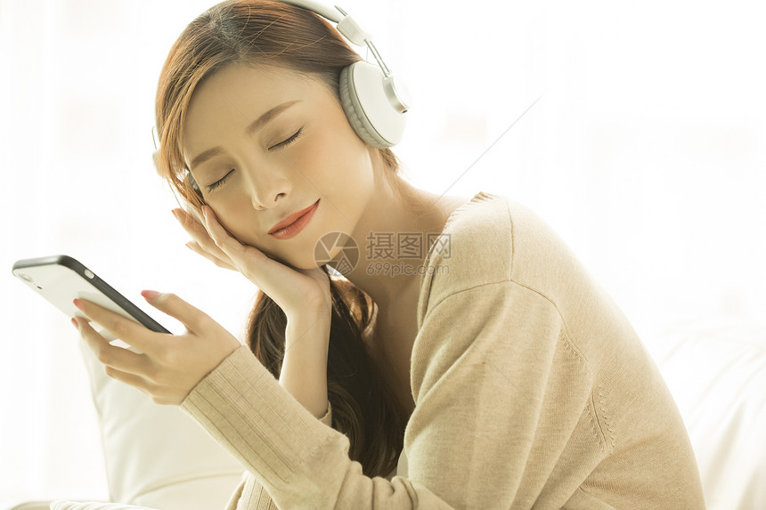 年轻女人开心听音乐图片