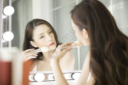 化妆的年轻女子背景图片