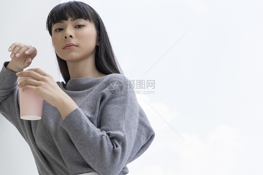 穿休闲装的美女图片