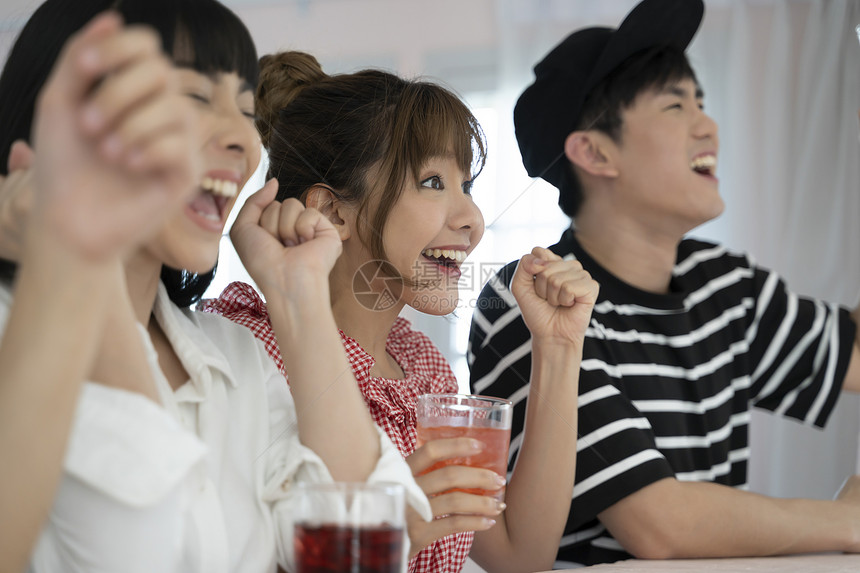 在室内兴奋的男女青年图片