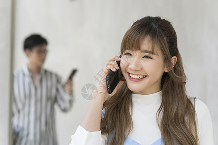 微笑符号女生高校年轻的男人和女人在户外的智能手机图片