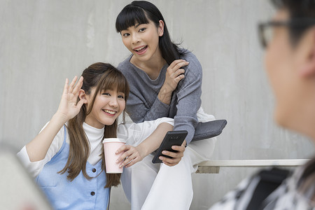 年轻男女聊天户外交谈图片