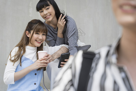 在户外交谈的女青年图片