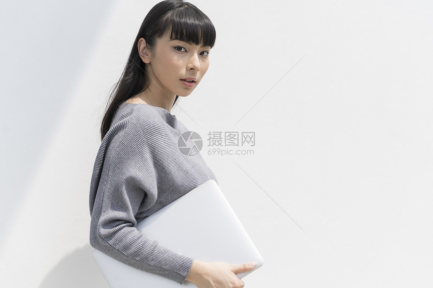 拿着笔记本电脑的女人图片