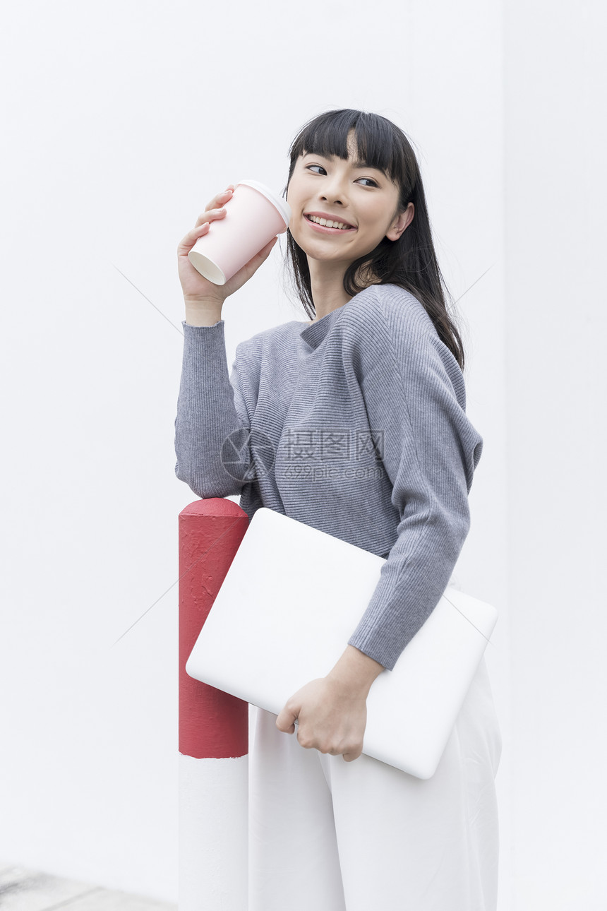 笑容放松人物户外笔记本电脑的女人图片