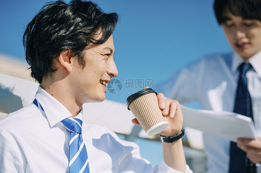 喝咖啡的商务男士图片