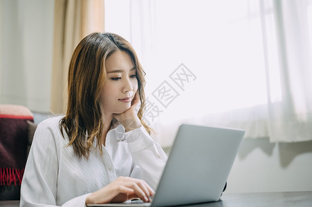一个人玩电脑的女人图片