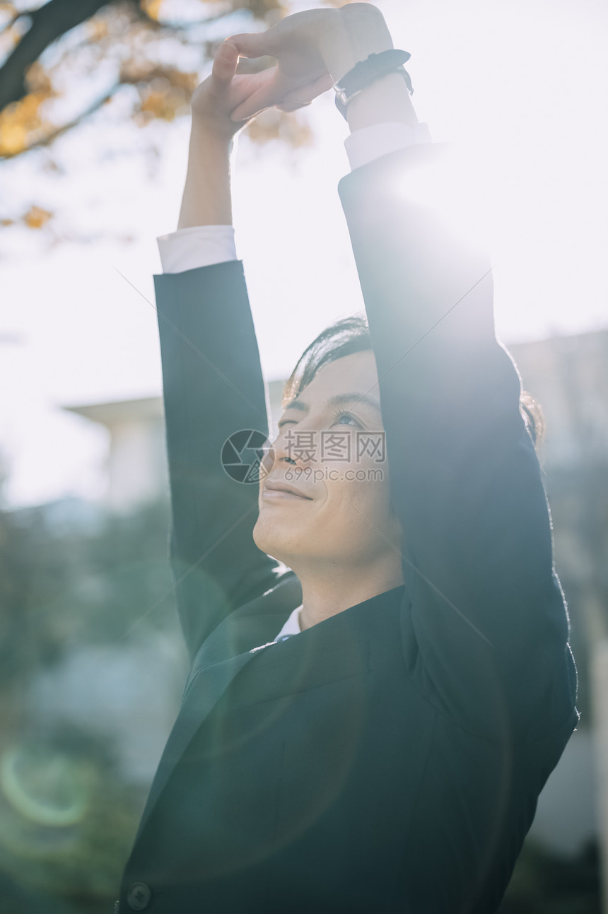 推销员边路生意人在公园里的商人图片