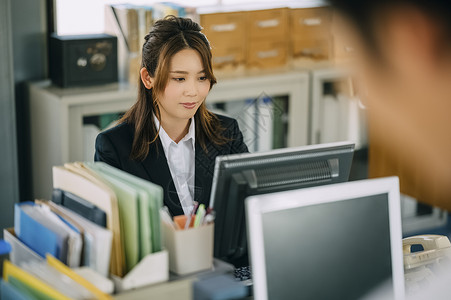 亚洲人上班族商务人士做工作的女商人图片