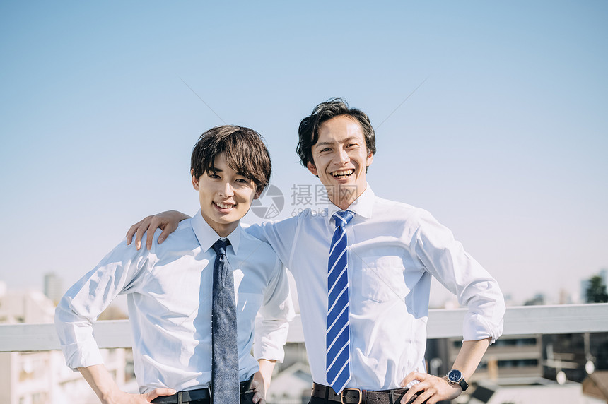 年轻商务男性站在天桥上交流图片