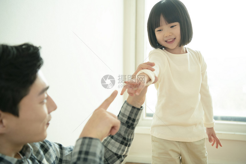 年轻爸爸和女儿玩耍图片