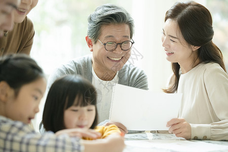 70年代成人一家人一起配宝贝画画背景