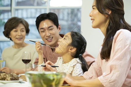 年家庭聚餐的一家人图片