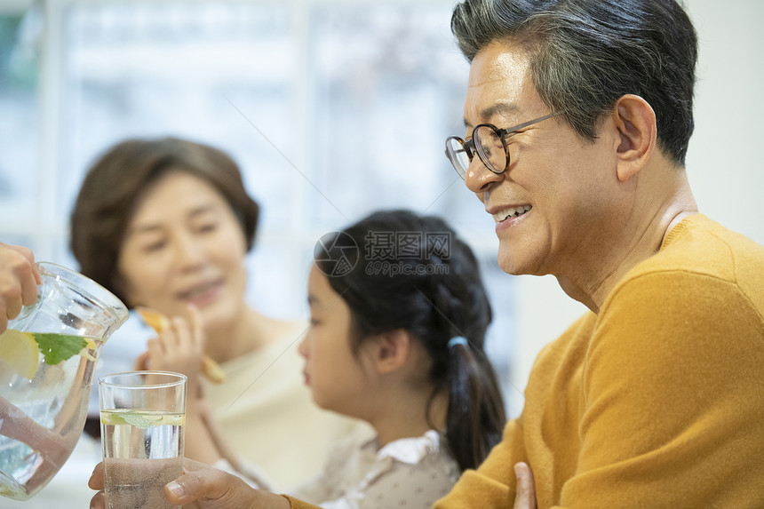 家庭聚餐的一家人图片