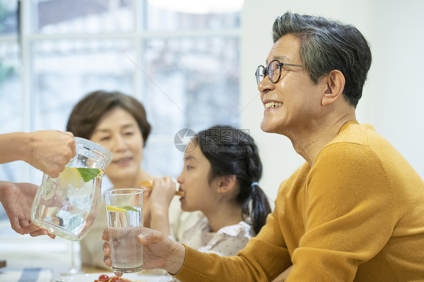 家庭聚餐的一家人图片