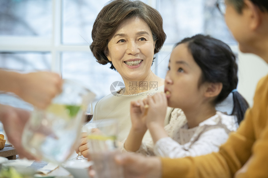 家庭聚餐的一家人图片