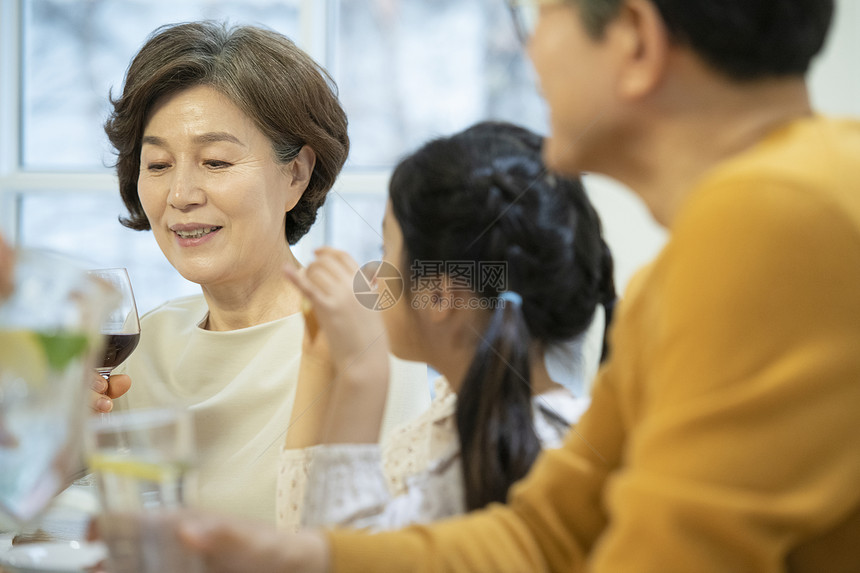 家庭聚餐的一家人图片