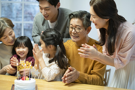 一家人给小朋友过生日图片