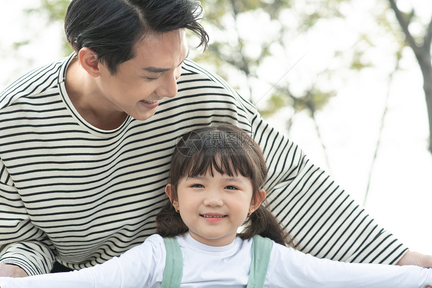 相亲相爱的父女二人图片