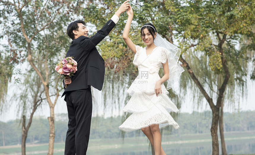 户外婚礼跳舞的新娘新郎图片