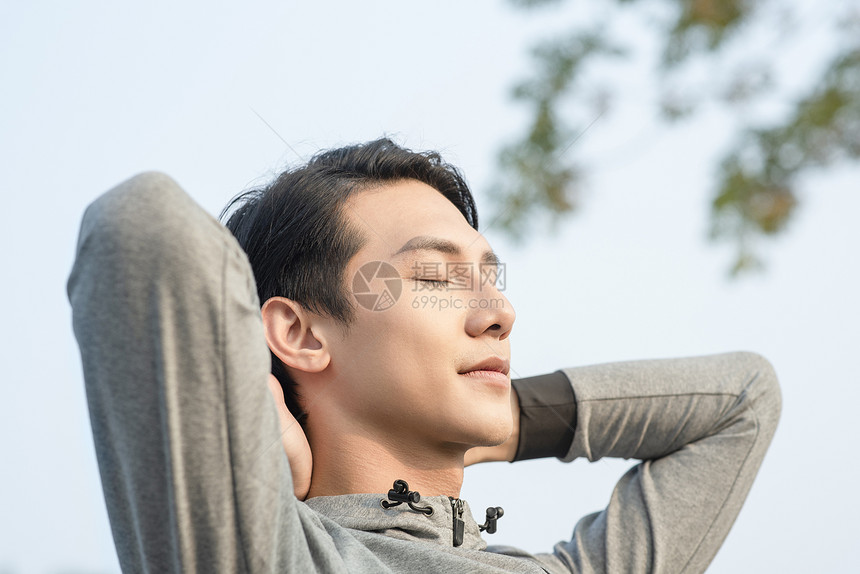 户外运动的青年男子图片