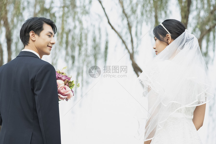 户外举行婚礼的新婚夫妇图片