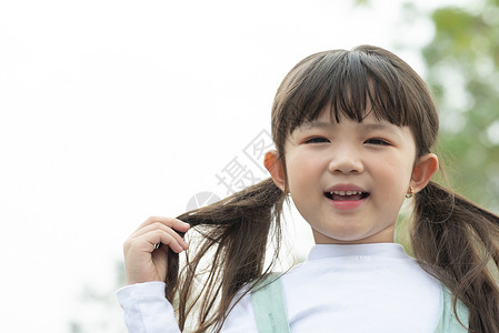 户外玩耍可爱的小女孩图片