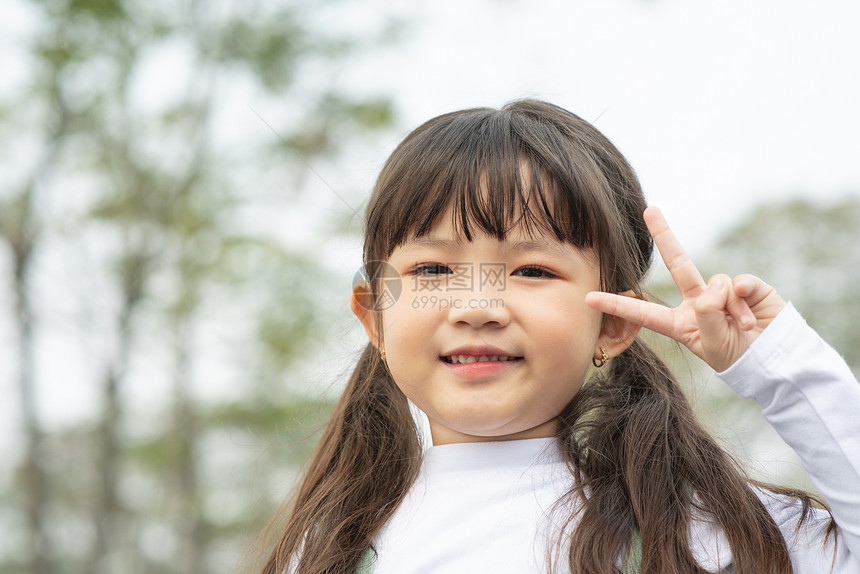 户外公园可爱的小女孩图片