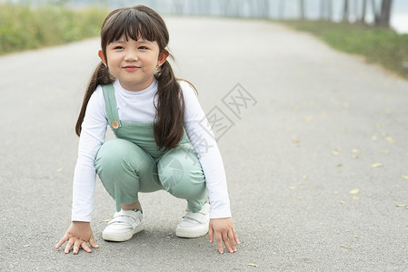 户外锻炼的年轻人图片