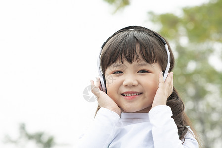 女孩在户外听音乐的肖像图片