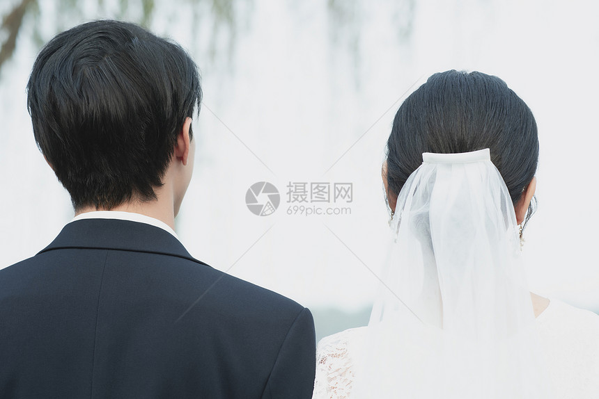 泛亚洲年轻女子女人几个婚礼肖像在户外图片