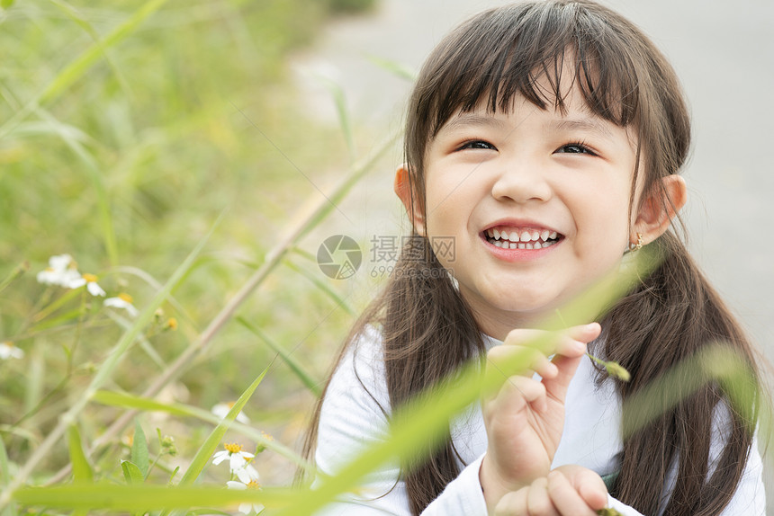 微笑符号高兴一人在户外玩的女孩的肖像图片