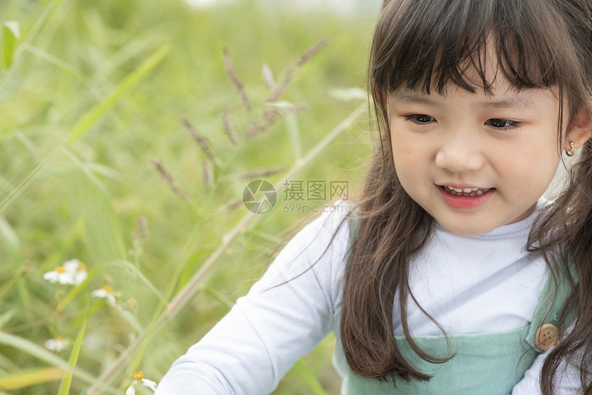 乐趣亚洲人小姑娘在户外玩的女孩的肖像图片