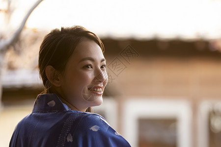 穿着日式和服微笑的年轻女子图片